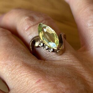 LIGHT GREEN TOPAZ RING, 10 KT GOLD.
